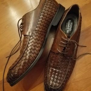 Men's woven leather shoes